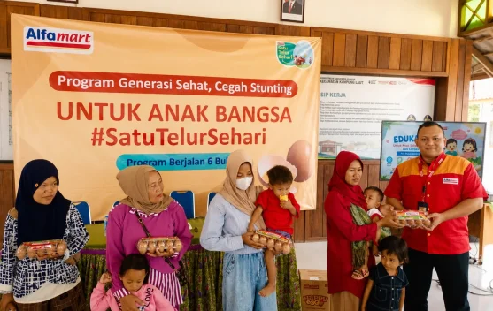 Peringati Hari Anak Nasional, Alfamart Bagikan Telur untuk Balita di Kampung Laut