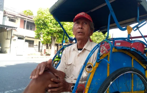Empat Dekade Mengayuh Becak, Bertahan Ditengah Perubahan Zaman