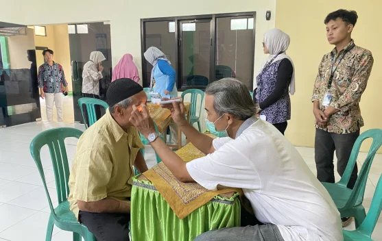 Mahasiswa KKN UIN Saizu Gelar Skrining Katarak Gratis