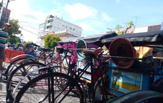 Pilihan Transportasi Bertambah, Pendapatan Tukang Becak Menurun