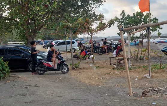 Pantai Teluk Penyu Jadi Pilihan Warga Habiskan Waktu Sabtu Sore