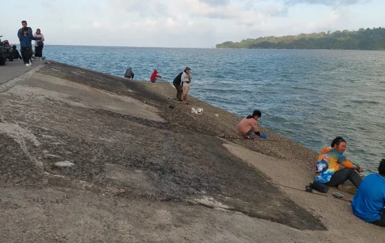 Bukan Sekedar Hobi, Memancing di Teluk Penyu Jadi Hiburan Akhir Pekan
