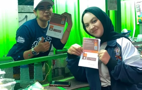 Mahasiswa KKN-T FH Undip Edukasi Pedagang Es Teh Kauman Kidul soal Sertifikat Halal
