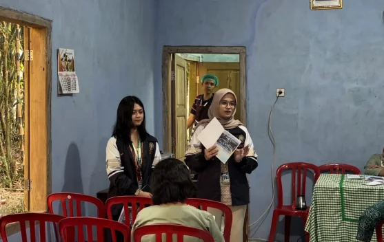 KKN-T 98 Undip Dorong Branding dan Pemasaran Produk Olahan Ikan Kauman Kidul
