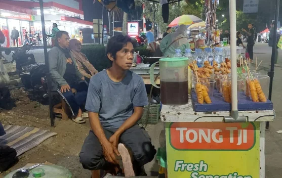 Tak Hanya Meriah, Pawai Kentongan HUT RI ke-81 Buka Peluang Rezeki Pedagang.