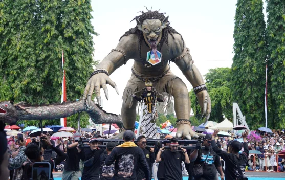 " Buto Ijo" Ramaikan Purba;lingga Carnival