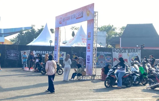 Menjelang Konser Slank, Pintu Masuk GOR Satria Purwokerto Penuh Atribut Slanker