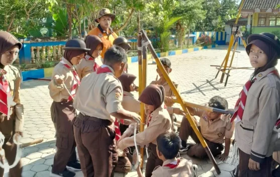 Pramuka SDN 2 Kalikesur Asah Keterampilan lewat Pionering