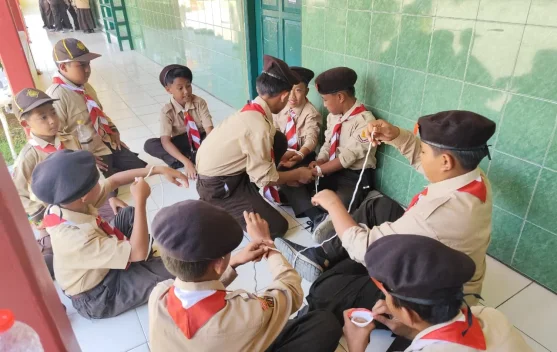 Pramuka SDN Melung Asah Kekompakan Lewat Tutor Sebaya
