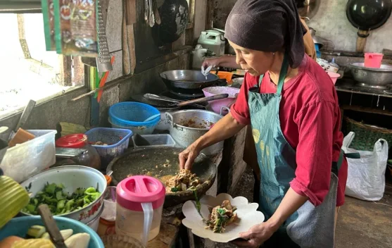 Kelezatan Lotek Bu Yanto, Bumbu yang Buket Legendaris di Tepi Sawah