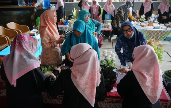 Meriah, Bazar Produk Unggulan Siswa Sekolah Lansia Istiqomah Banjarnegara