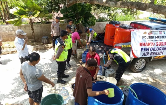 11.000 Liter Air Bersih Dikirim Polsek Mrebet ke Desa Pengalusan
