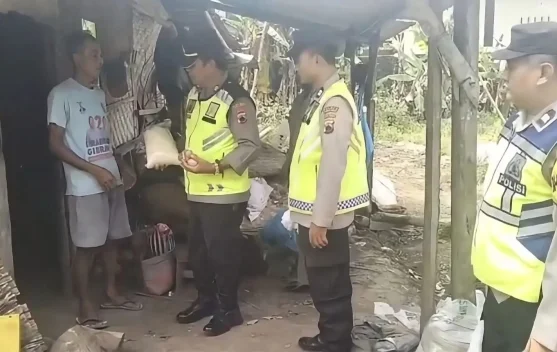 Polsek Mrebet Bagikan 25 Paket Sembako untuk Warga Desa Mangunegara