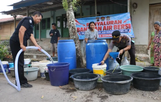 Humas Polres Kebumen Salurkan 11.000 Liter Air Bersih - RRI.co.id