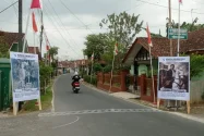 Poster Pahlawan Lokal Hiasi Jalan Desa Petambakan saat Pitulasan