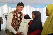 Dirut Bulog Salurkan Bantuan Pangan Beras untuk Warga Cilacap