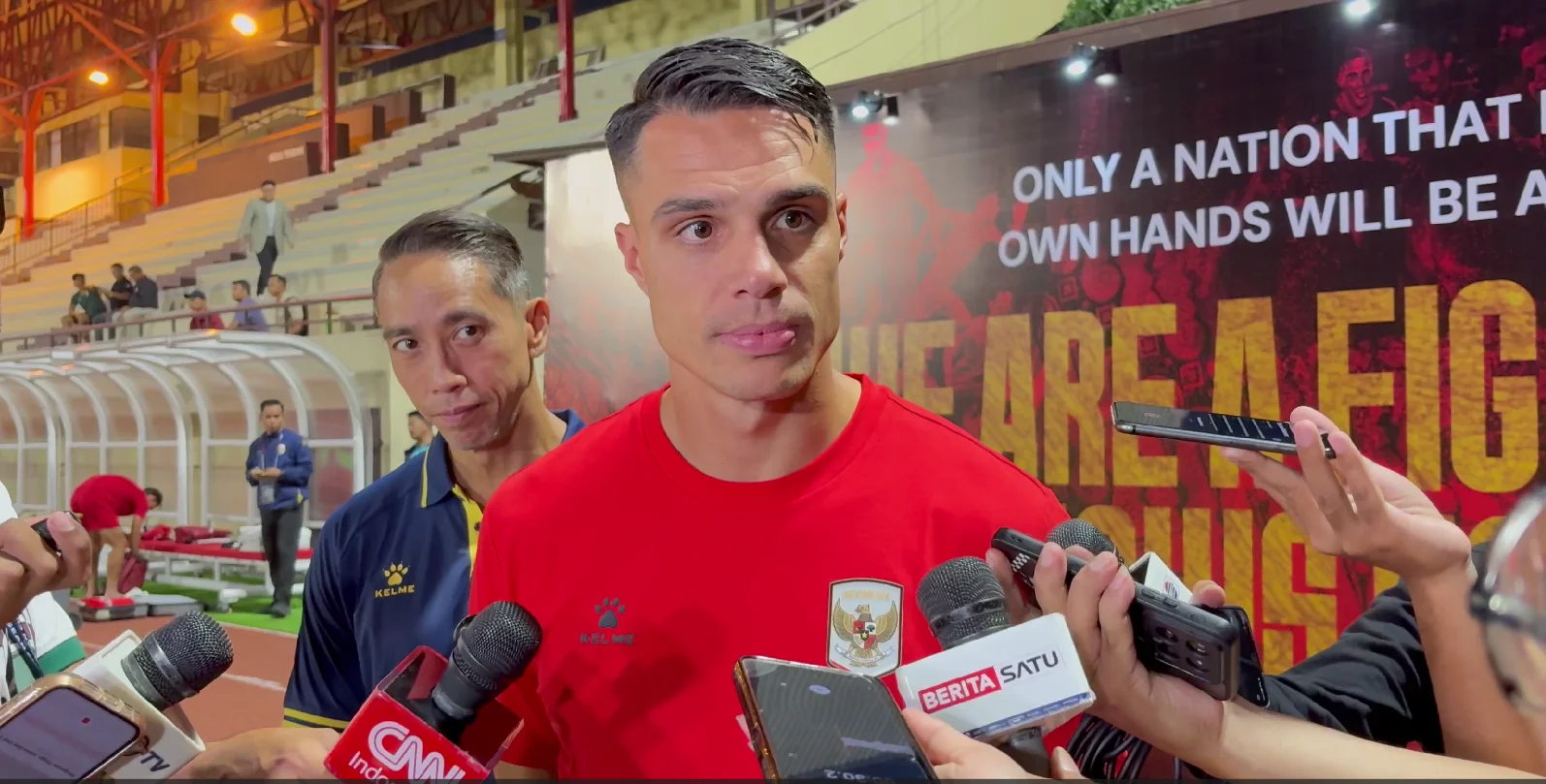 Joey Pelupessy Anggap Tekanan Derby Indonesia-Malaysia sebagai Antusiasme | LPP RRI