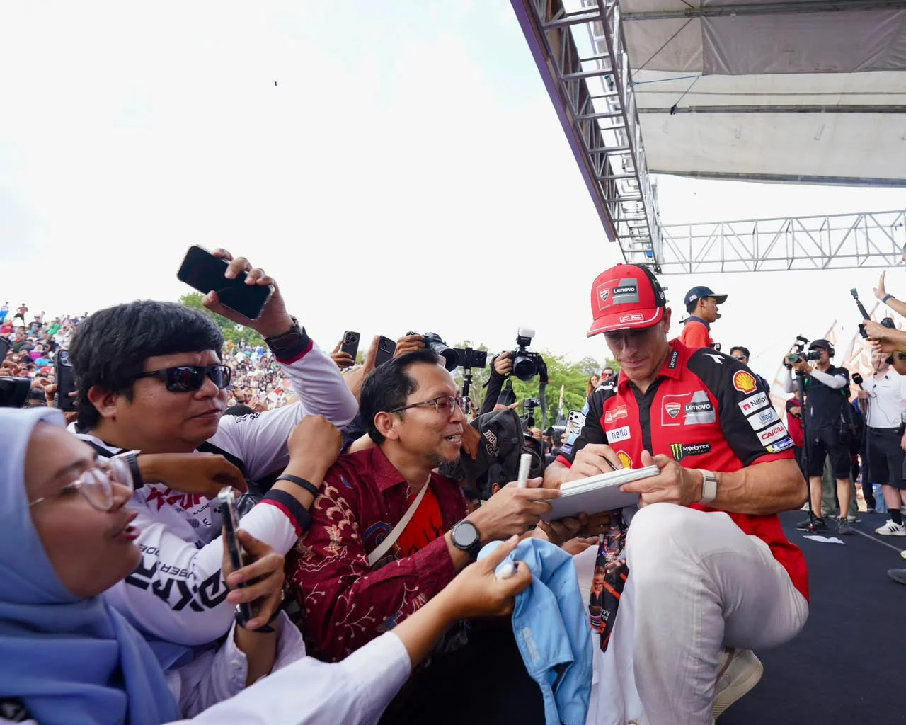 Warga NTB Bergemuruh Sambut Para Pebalap Dunia jelang MotoGP Indonesia | LPP RRI