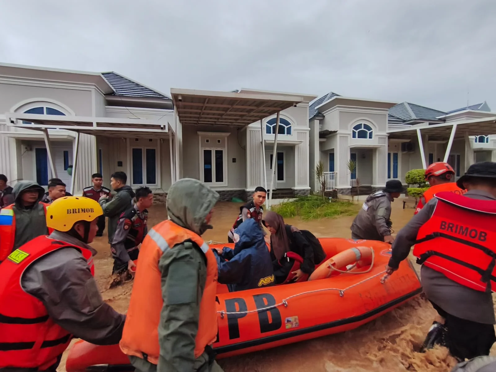 Polri Evakuasi 330 Warga Terdampak Banjir di Padang | LPP RRI