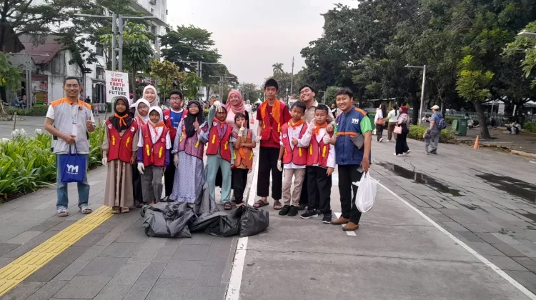 Komunitas Operasi Semut Bersihkan Sampah Kota Tua