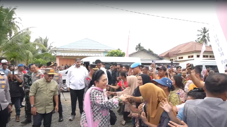 Kapolri-Ketua Komisi IV Salurkan 16 Truk Bantuan di Tapteng