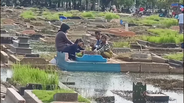 Peziarah Keluhkan Akses Tergenang TPU Budi Dharma jelang Ramadan