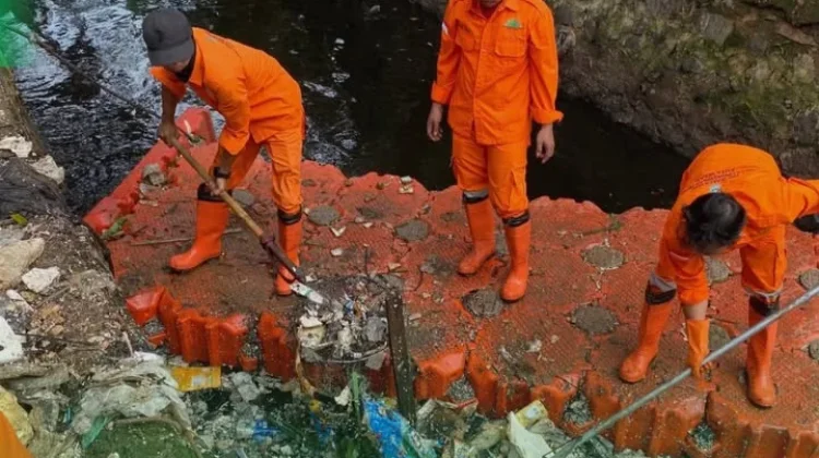 Wali Kota Bekasi Larang Warga Buang Sampah di Sungai