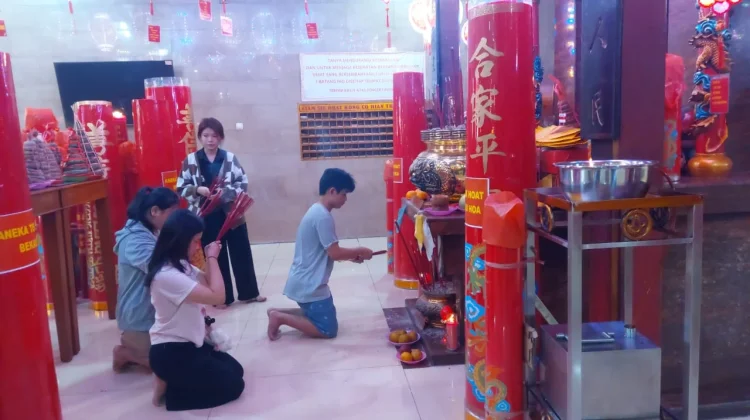 Menjelang Imlek, Klenteng Hok Lay Kiong Ramai Kunjungan