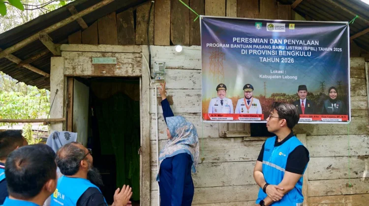 Kementerian ESDM dan PLN Sambungkan Listrik Gratis 750 Warga Bengkulu