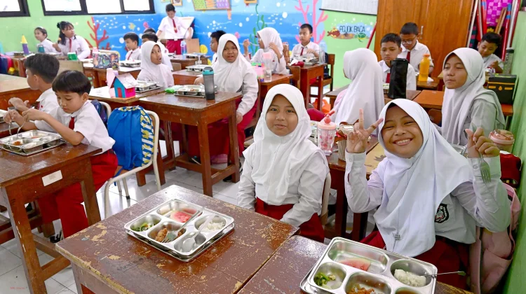 Anggota DPR: Keliru Bandingkan Gaji Guru dengan Anggaran MBG