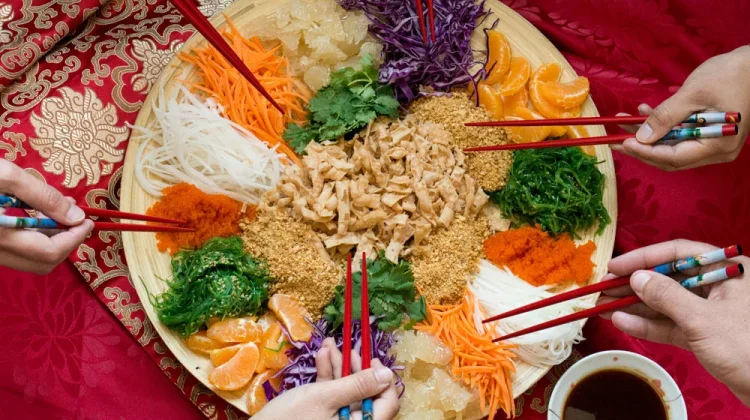 Mengenal Yusheng, Simbol Kelimpahan saat Perayaan Imlek