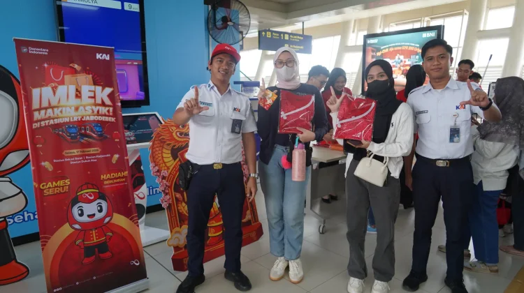 Semarak Imlek, LRT Jabodebek Bagikan Souvenir Gratis