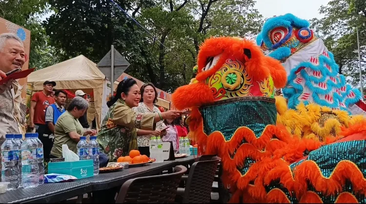 Momen Titik Soeharto Berikan Angpau pada Barongsai Lunar New Year 2026