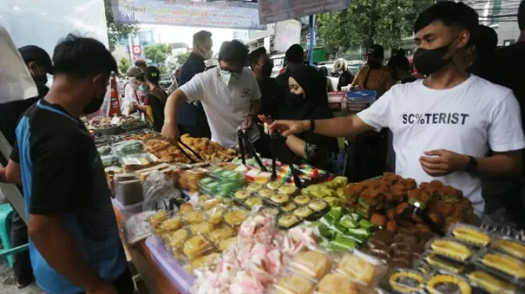 Mengenal Tren 'War Takjil', Tradisi Berburu Makanan Berbuka Ramadan