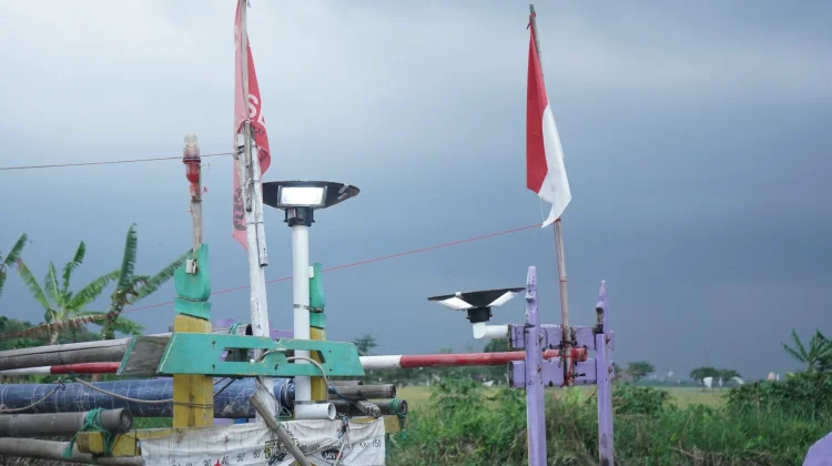 Bantuan PLTS Pertamina Tingkatkan Keamanan Nelayan Cilamaya Melaut