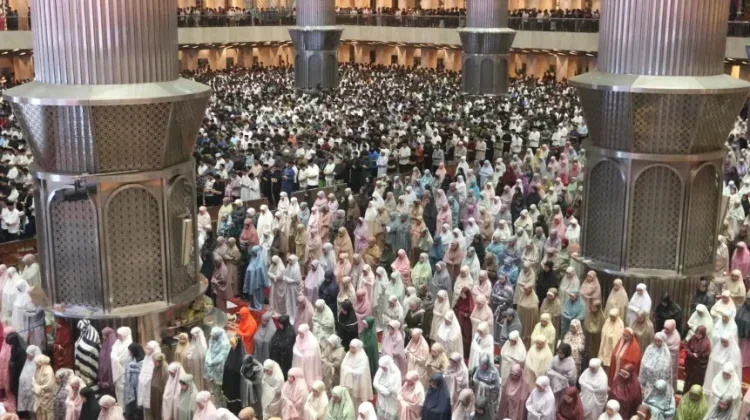 Salat Tarawih Perdana, Menag Gaungkan Ramadan Hijau di Istiqlal