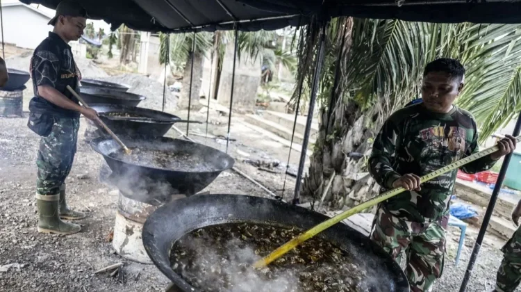 TNI Masak 2.500 Makanan untuk Bukber Huntara di Aceh Tamiang