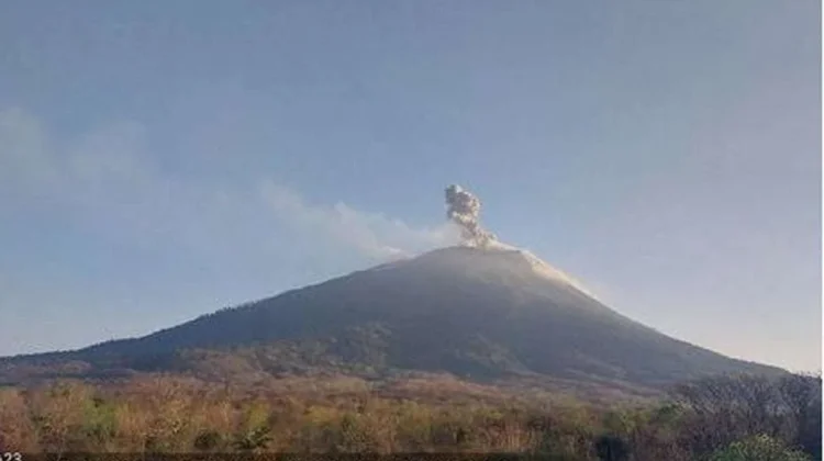 Aktivitas Vulkanik Meningkat, Gunung Ile Lewotolok Siaga