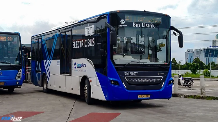 Daftar Rute Transjakarta Dialihkan akibat Banjir Jakarta Hari Ini