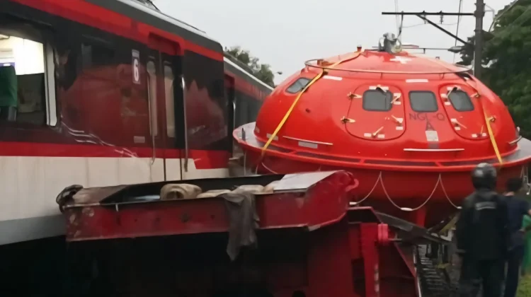 Kereta Bandara Soetta Tabrak Truk, Sejumlah Perjalanan Dibatalkan
