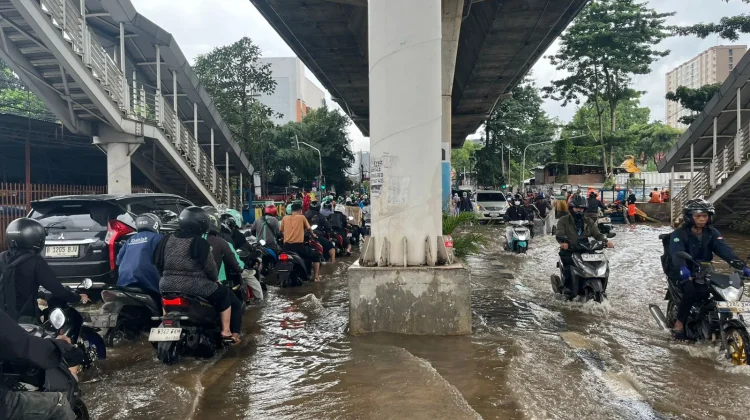Banjir di Pesanggrahan, Lalu Lintas Arah Tangerang ke Jakarta Lumpuh