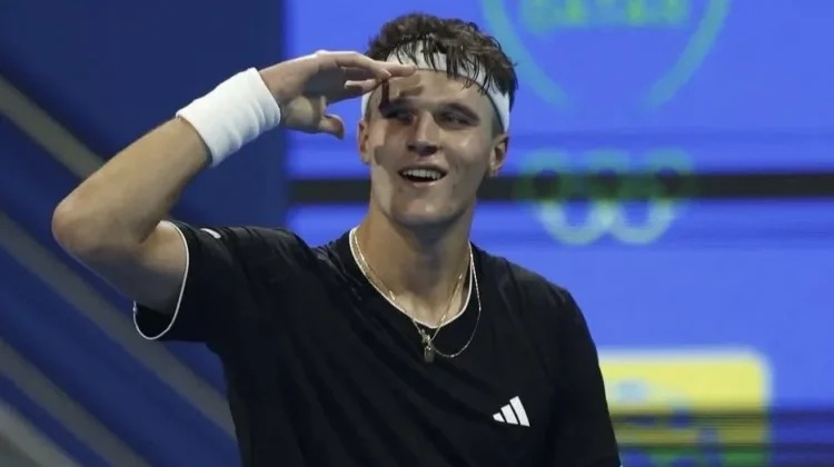 Mensik Buat Kejutan, Taklukkan Sinner di Perempat Final Qatar Open