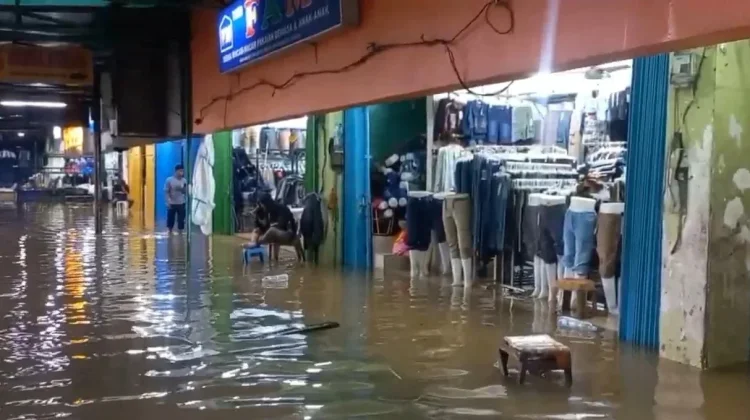 Pedagang Pasar Cipulir Sebut Banjir Bikin Aktivitas Lumpuh Total