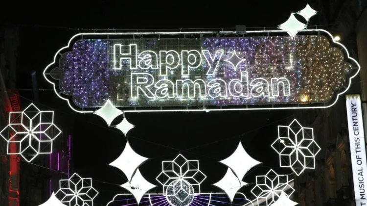Rayakan Ramadan, London Diterangi Puluhan Ribu Lampu LED