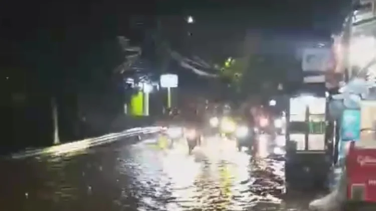 80 RT di Jakarta Masih Tergenang Jumat Malam, Kampung Melayu Terparah