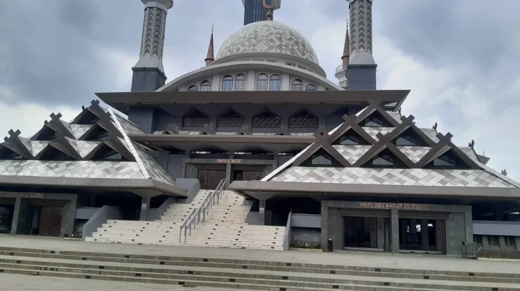Masjid Raya Nurul Wathon Jadi Ikon Baru Ibadah di Cibinong Bogor