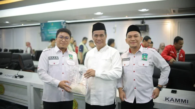 Brigade Pangan KAMMI Serahkan Beras ke Mentan