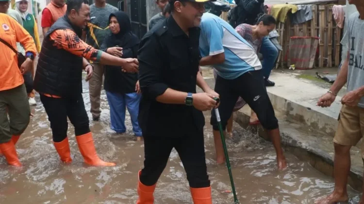 Bupati Mohammad Haris Tinjau Banjir di Kraksaan, Siapkan Evaluasi Total