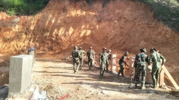 TNI Bangun Jembatan yang Kembali Putus Akibat Banjir di Tapteng