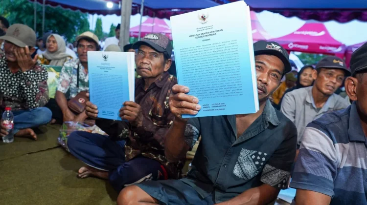 Kemenhut Serahkan SK TORA dan HKm Transformasi kepada Masyarakat Banyuwangi
